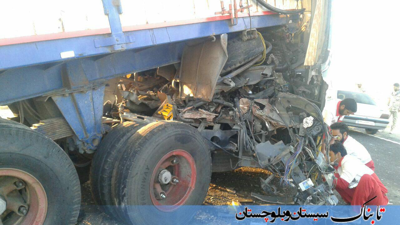 خبر فوری: 17 کشته و زخمی در تصادف اتوبوس و تریلی/ اتوبوس از چابهار عازم مشهد بود + عکس