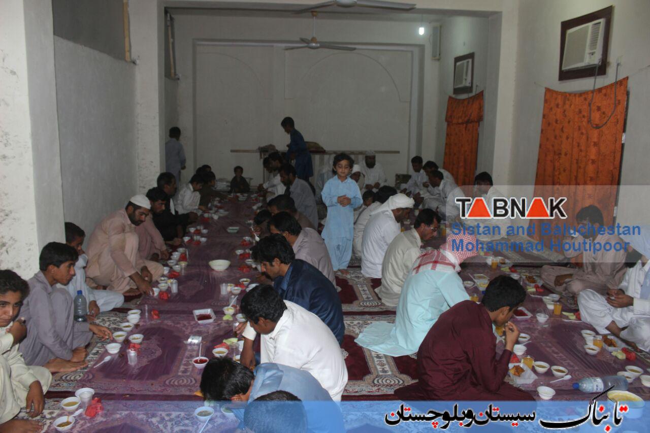 سفره افطاری به رنگ وحدت و همدلی در زرآباد/ مسئولین زرآباد پای سفره افطار+ تصاویر