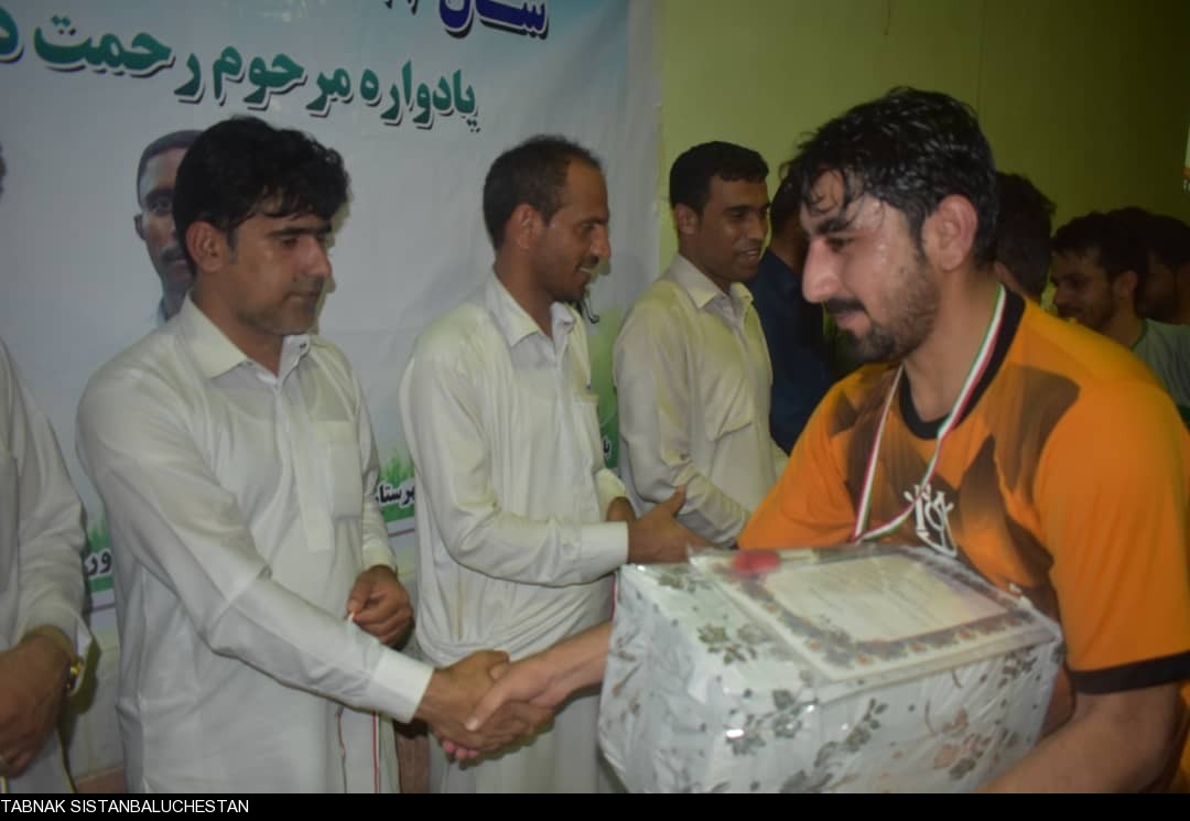 تیم خلیج برسکوی نخست رقابت های فوتسال داخل سالن شهر زرآباد ایستاد + گزارش تصویری