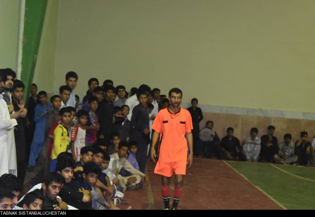 تیم خلیج برسکوی نخست رقابت های فوتسال داخل سالن شهر زرآباد ایستاد + گزارش تصویری