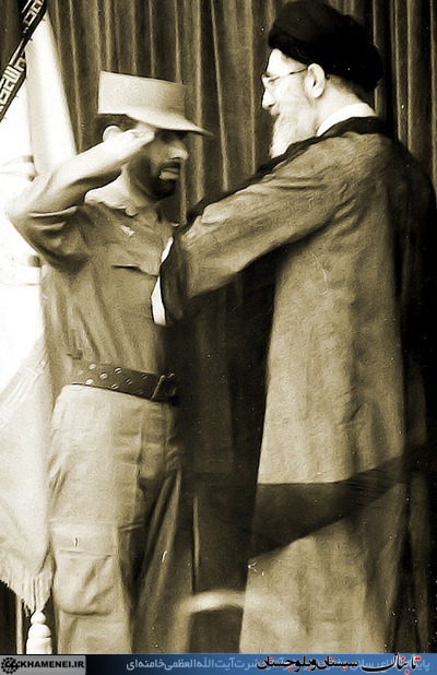 رهبر معظم انقلاب در حال اعطای درجه به شهید صیاد شیرازی