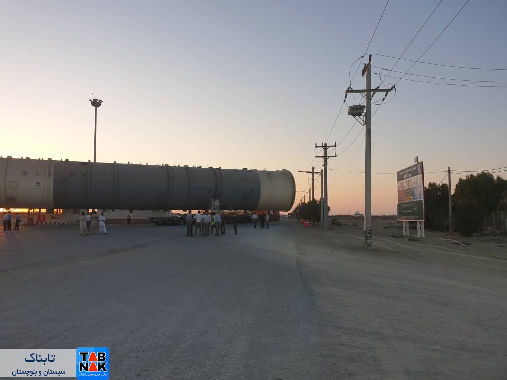 گزارش تصویری: انتقال تجهیزات سنگین ترافیکی از بندر چابهار به شهرک پتروشیمی با وزن 700تن