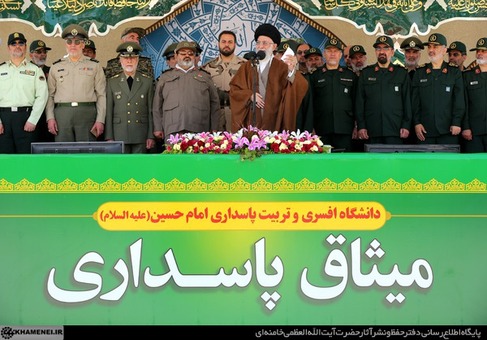 محسن رضایی با لباس سپاه در کنار رهبر انقلاب محسن رضایی با لباس سپاه در کنار رهبر انقلاب