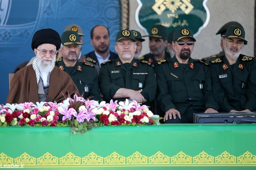 محسن رضایی با لباس سپاه در کنار رهبر انقلاب محسن رضایی با لباس سپاه در کنار رهبر انقلاب