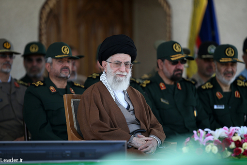 محسن رضایی با لباس سپاه در کنار رهبر انقلاب محسن رضایی با لباس سپاه در کنار رهبر انقلاب