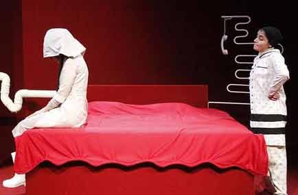 از میزبانی خواننده پاپ تا توقیف تئاتر هنجارشکن از میزبانی خواننده پاپ تا توقیف تئاتر هنجارشکن