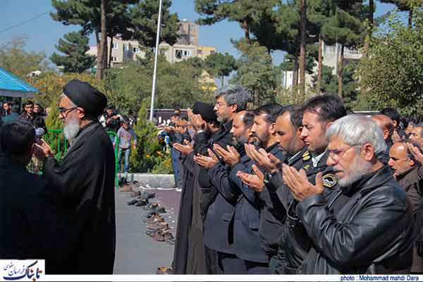 اقامه نماز جماعت ظهر عاشورا در خیابان‌های حریم حرم زضوی