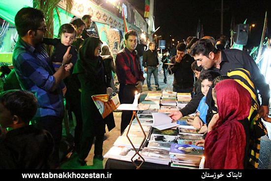 نذر کتاب جوانان اهوازی در مراسم های عزاداری سطح شهر + تصاویر