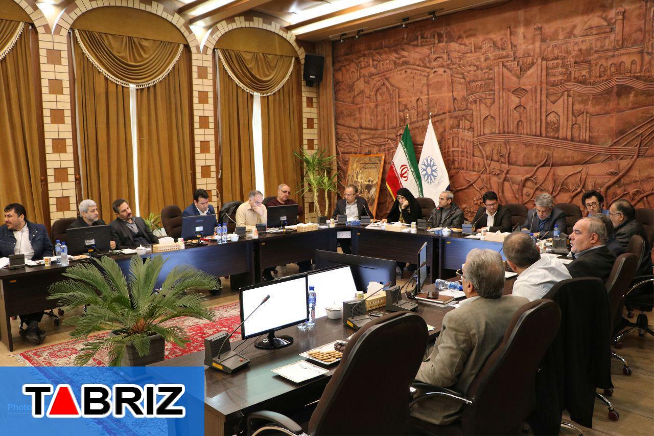 محمدزاده:سال گذشته درآمد شهرداری از بیلبوردها ۴ میلیارد تومان بوده در حالیکه فروش آنها بیش از ۷۰ میلیارد تومان بوده است/باید شرایط طوری شود که مردم رغبت لازم برای ورود به حوزه ساخت و ساز را پیدا کنند/اندیش: مسابقه تابلو در شهر وجود دارد و برای تابلو ها هیچ استانداردی نیست/فریدون بابایی اقدم:متاسفانه فرمانداری مصوبات شورای شهر را تکه پاره می کند و شورا و شهرداری هم در برابر این موضوع منفعل عمل می کنند+مصوبات