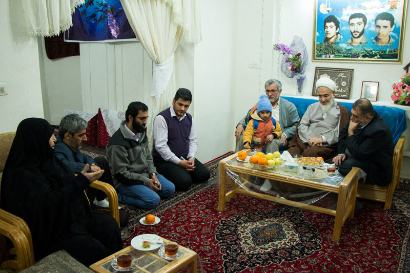 دیدار نماینده ولی فقیه با مادر شهیدان کبیری دیدار نماینده ولی فقیه با مادر شهیدان کبیری