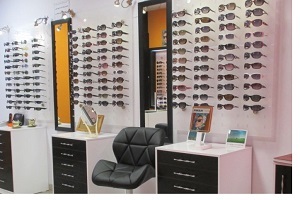 افزایش نرخ دلار باعث افزایش قیمتها در بازار عینک میشود