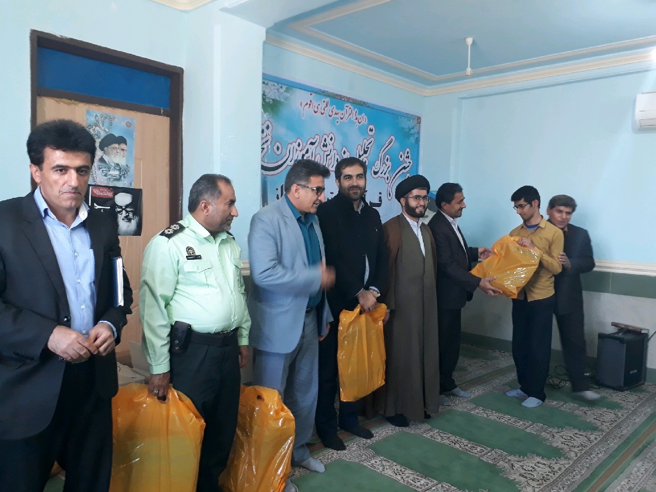 تجلیل از دانش آموزان برتر مسابقات کشوری قرآن، عترت و نماز/ برنامه های حمایتی بنیاد علوی از آموزش وپرورش لنده تجلیل از دانش آموزان برتر مسابقات کشوری قرآن، عترت و نماز/ برنامه های حمایتی بنیاد علوی از آموزش وپرورش لنده