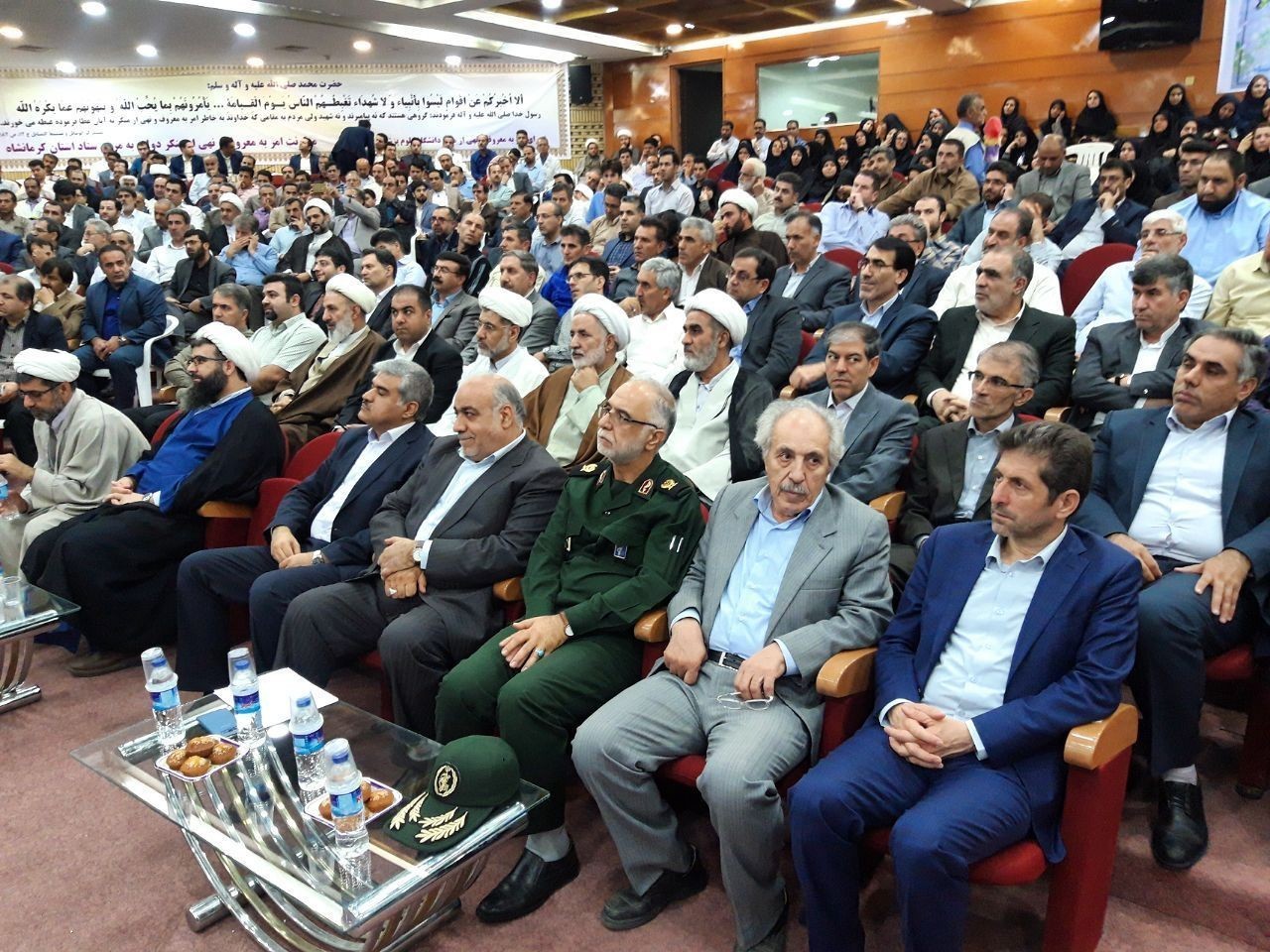 تملق، خودخواهی و اسراف، از منکرات رایج در ادارات است