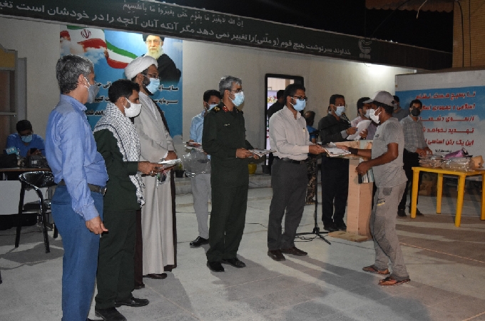 تجلیل ازکارگران فصلی وساختمانی/ توزیع دو هزار پرس غذای گرم بین کارگران