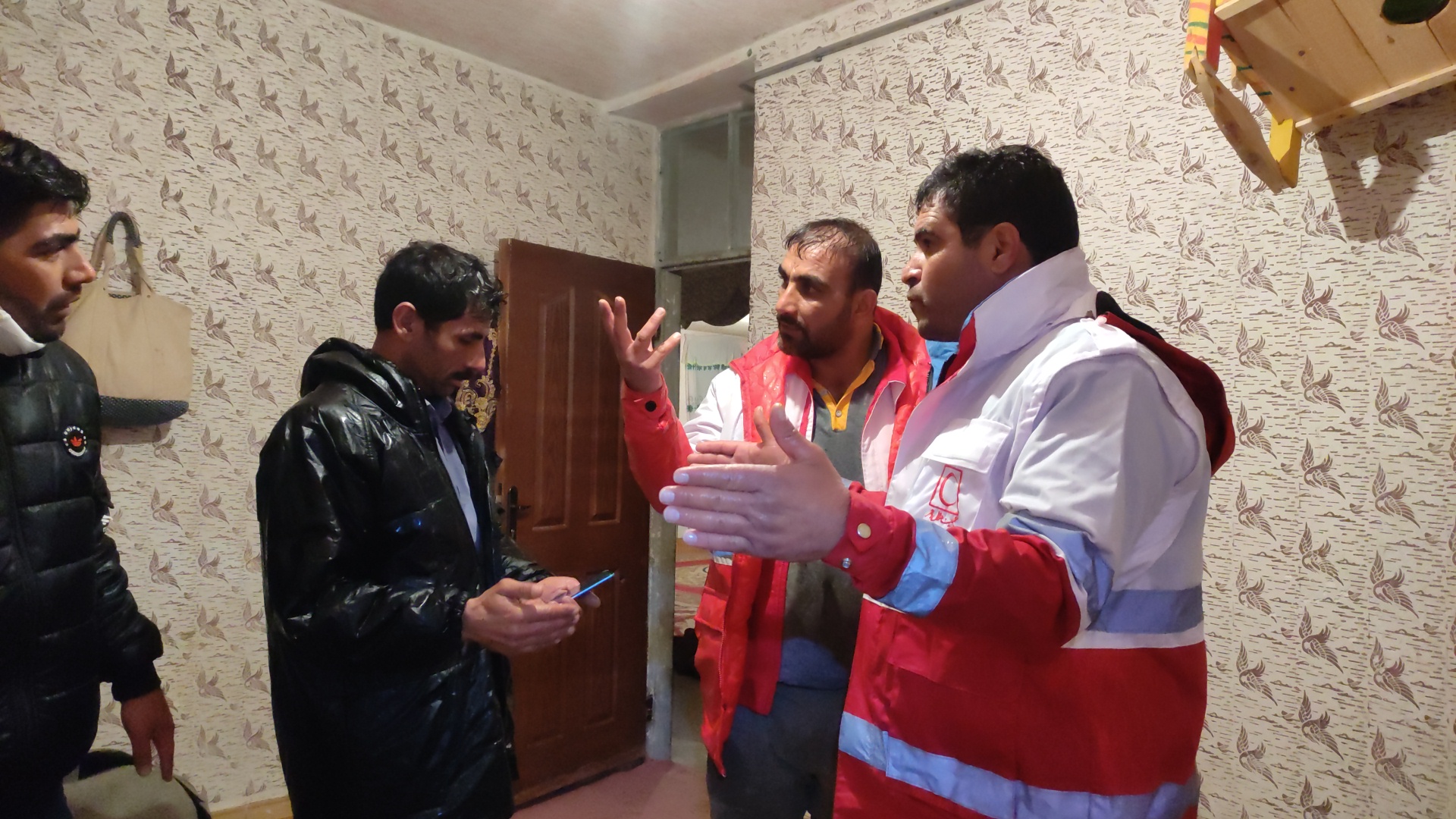 بازدید میدانی بخشدار مرکزی از منازل آسیب دیده بازدید میدانی بخشدار مرکزی از منازل آسیب دیده