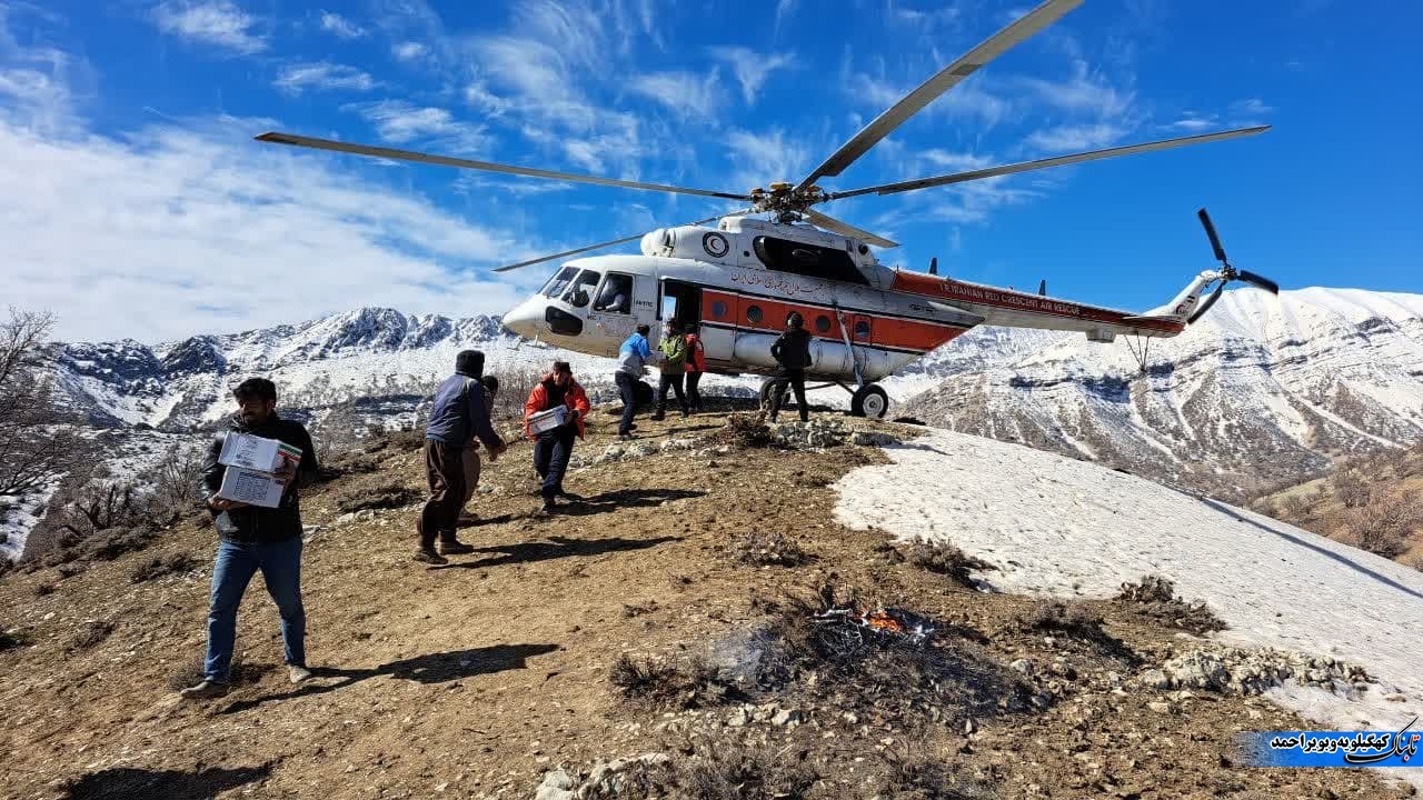 توزیع اقلام ضروری با بالگرد در مناطق مختلف
