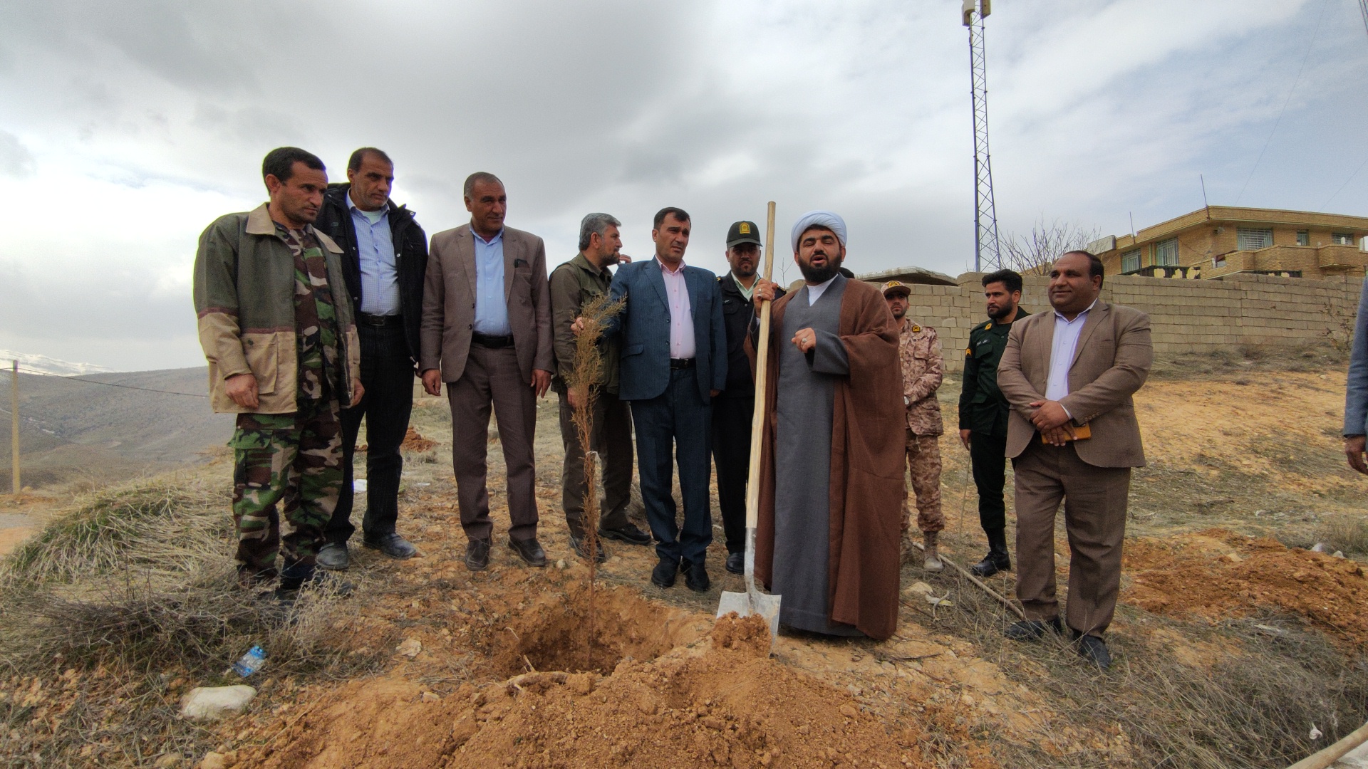 غرس نهال توسط مسئولان در مارگون غرس نهال توسط مسئولان در مارگون