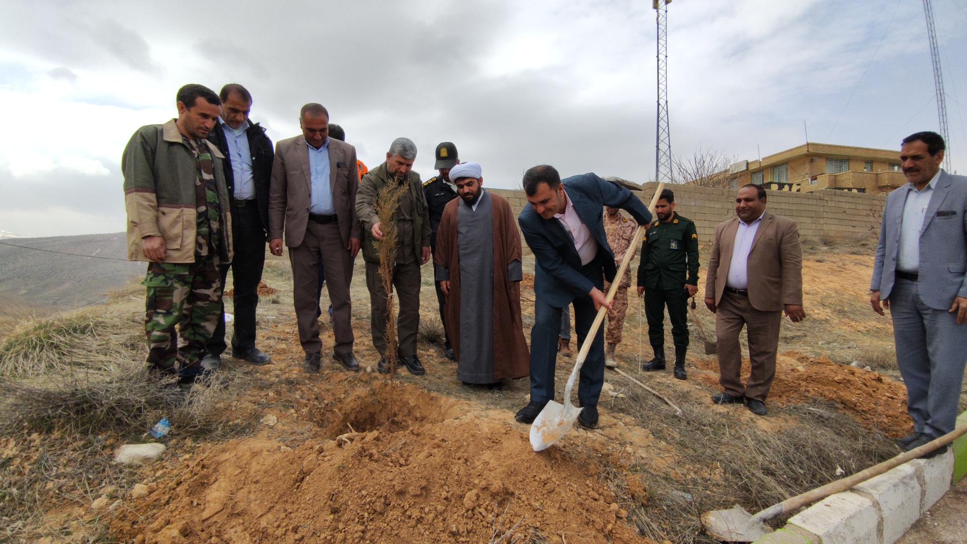 غرس نهال توسط مسئولان در مارگون غرس نهال توسط مسئولان در مارگون