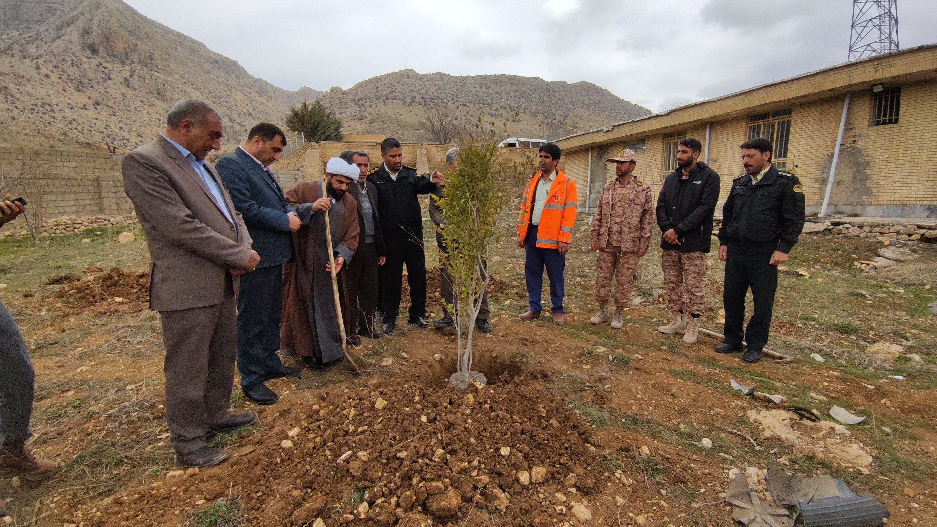 غرس نهال توسط مسئولان در مارگون غرس نهال توسط مسئولان در مارگون