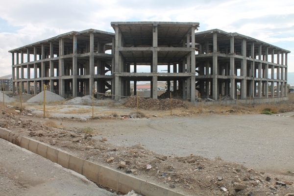 کلنگ‌هایی که بیهوده به زمین زده شد/ استان هرمزگان۱۳۳۶ پروژه نیمه تمام دارد