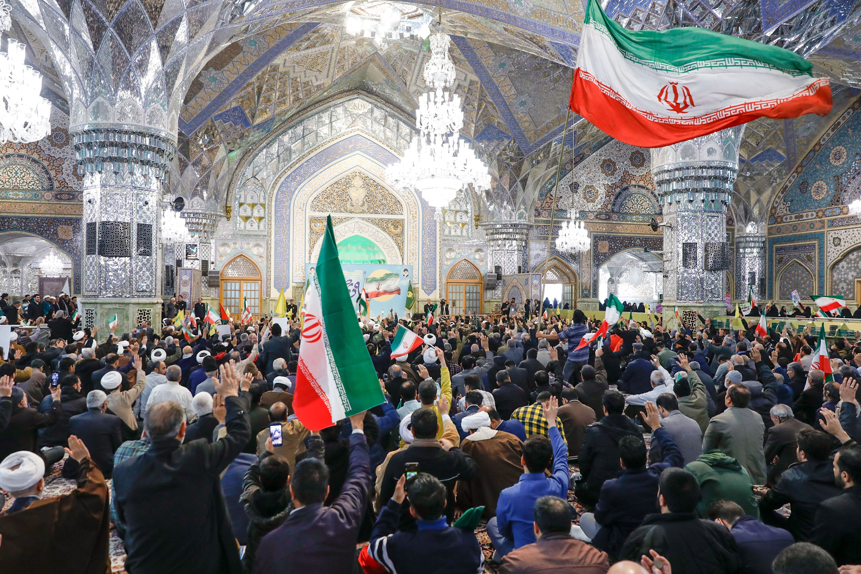 راه اندازی فتنه ۸۸ برای خارج کردن حکمرانی و حاکمیت از صراط مستقیم/ما از جهاد و مقاومت در برابر استکبار کوتاه نمی‌آییم+ گزار ش تصویری