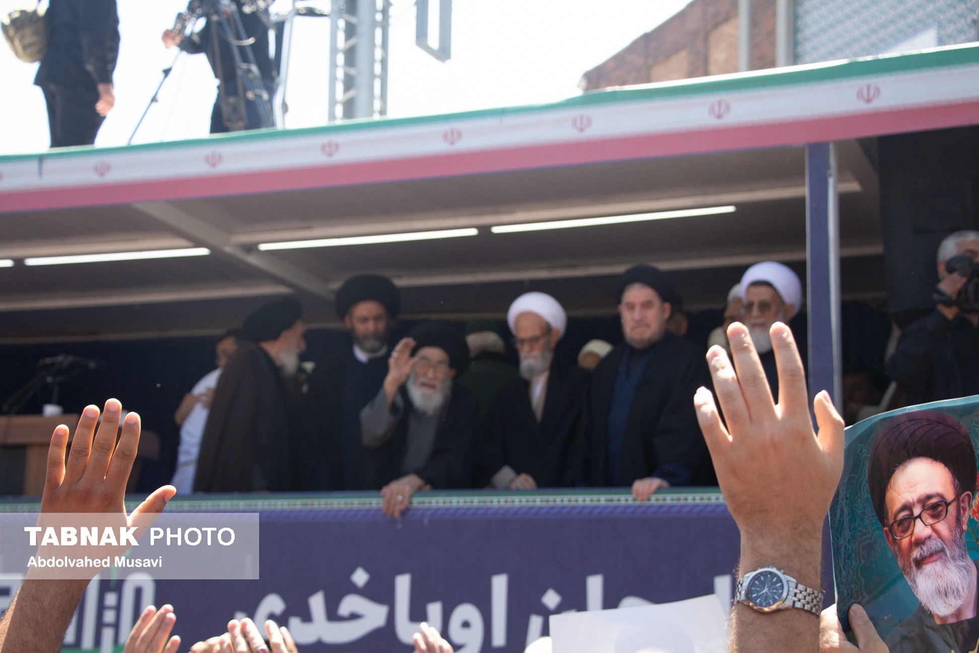 تصاویر/ تشییع حماسی امام جمعه شهید توسط مردم تبریز