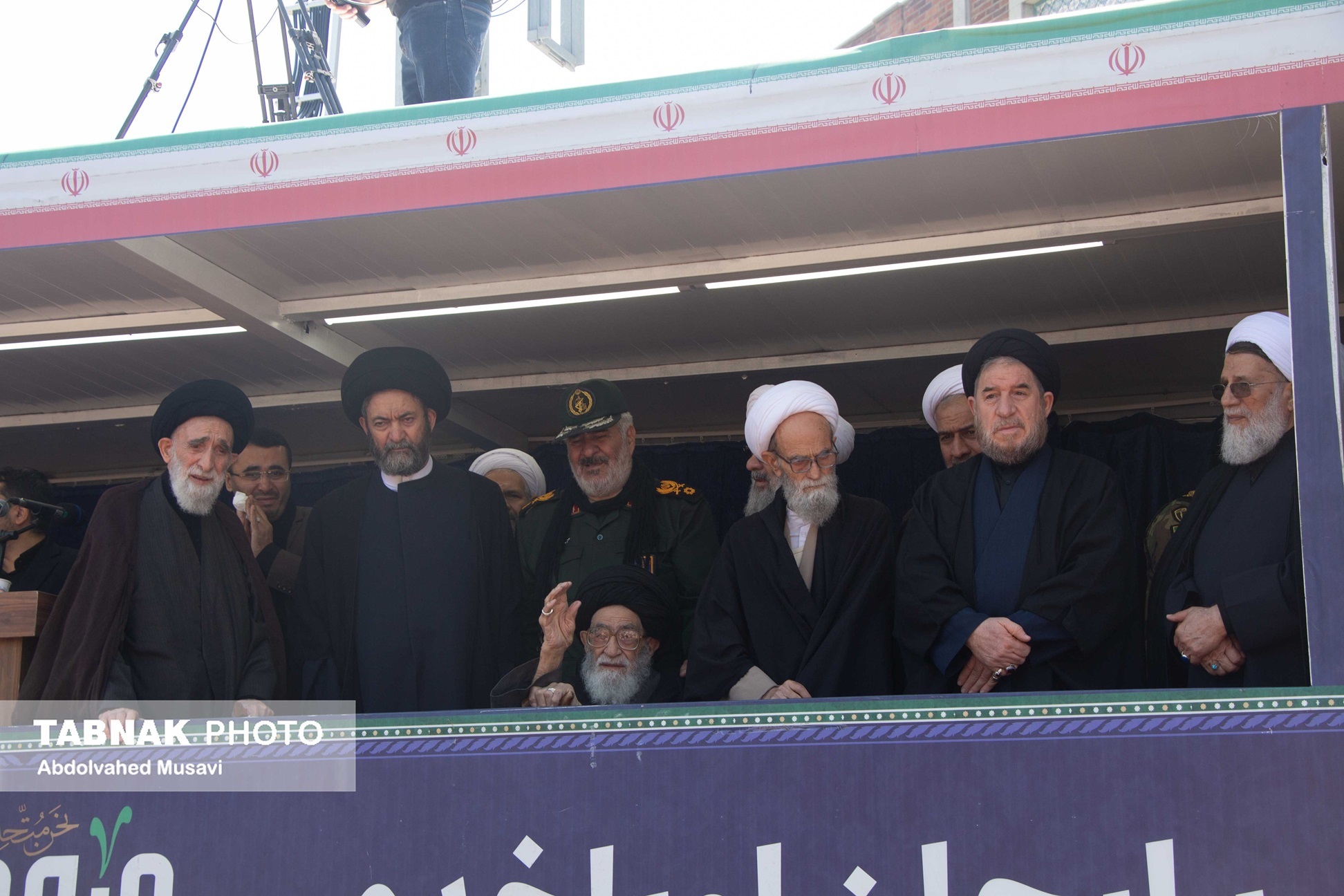 تصاویر/ تشییع حماسی امام جمعه شهید توسط مردم تبریز