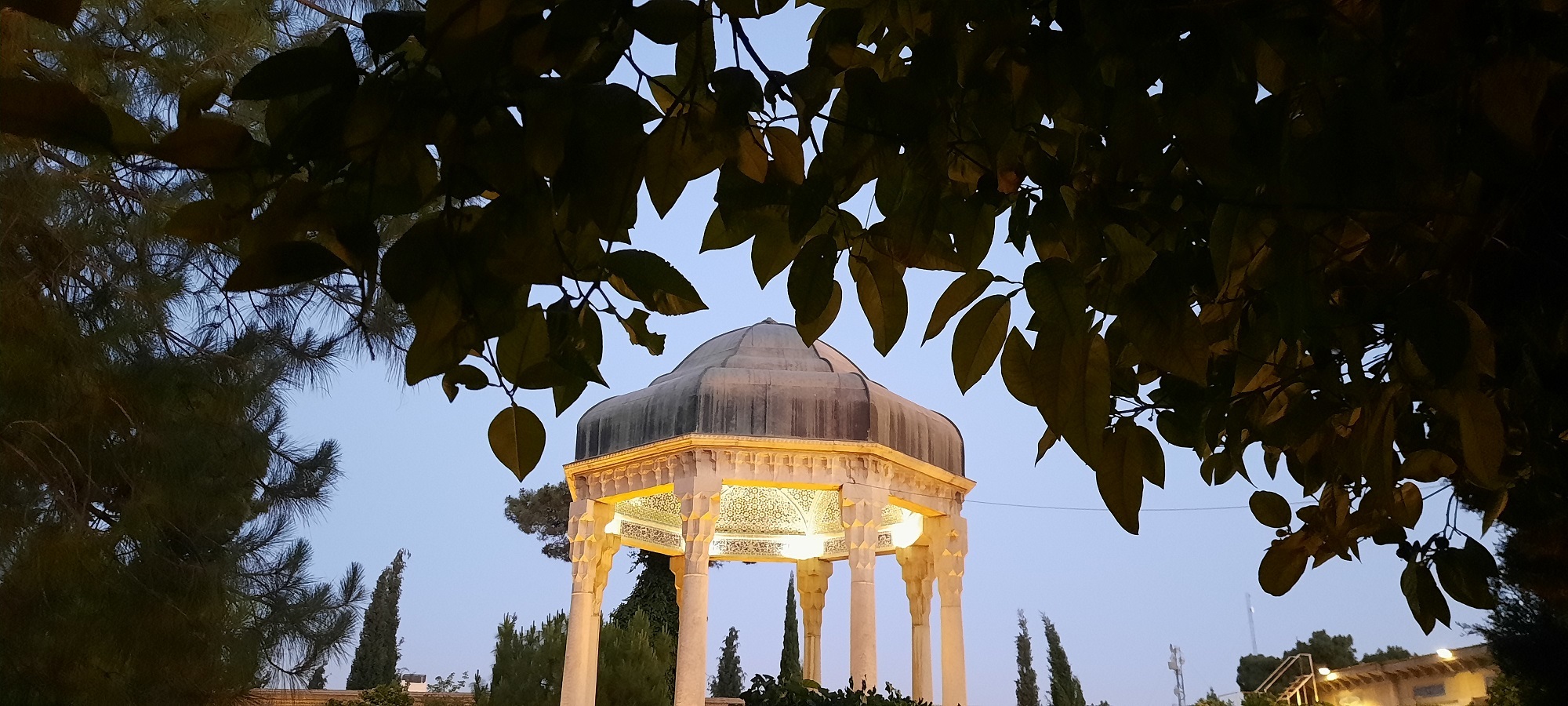 روایت تابناک از سرگذشت خواندنی آرامگاه حافظ به مناسب سالروز بزرگداشت این شاعر بزرگ/ تمام رمز و رازهای آرامگاه لسانالغیب