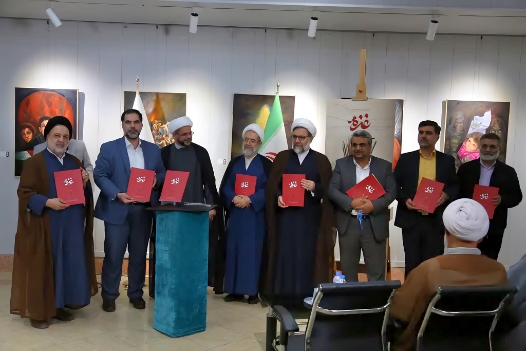 کتاب «غزه در آیینه هنرمندان» همزمان در قم و اصفهان رونمایی شد