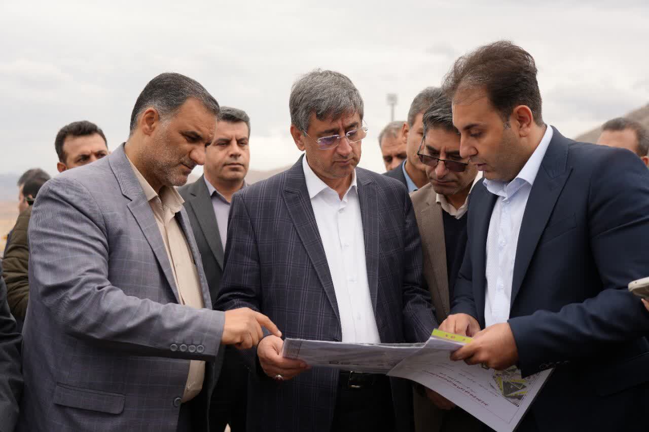 ورزشگاه خرم آباد باید از راه دسترسی مناسب و استاندارد نیز برخوردار باشد