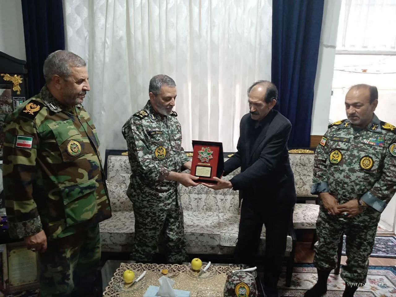 شهدا جاودانگی را سهم خود کرده اند/اهدای نشان فداکاری به خانواده شهید سجاد منصوری