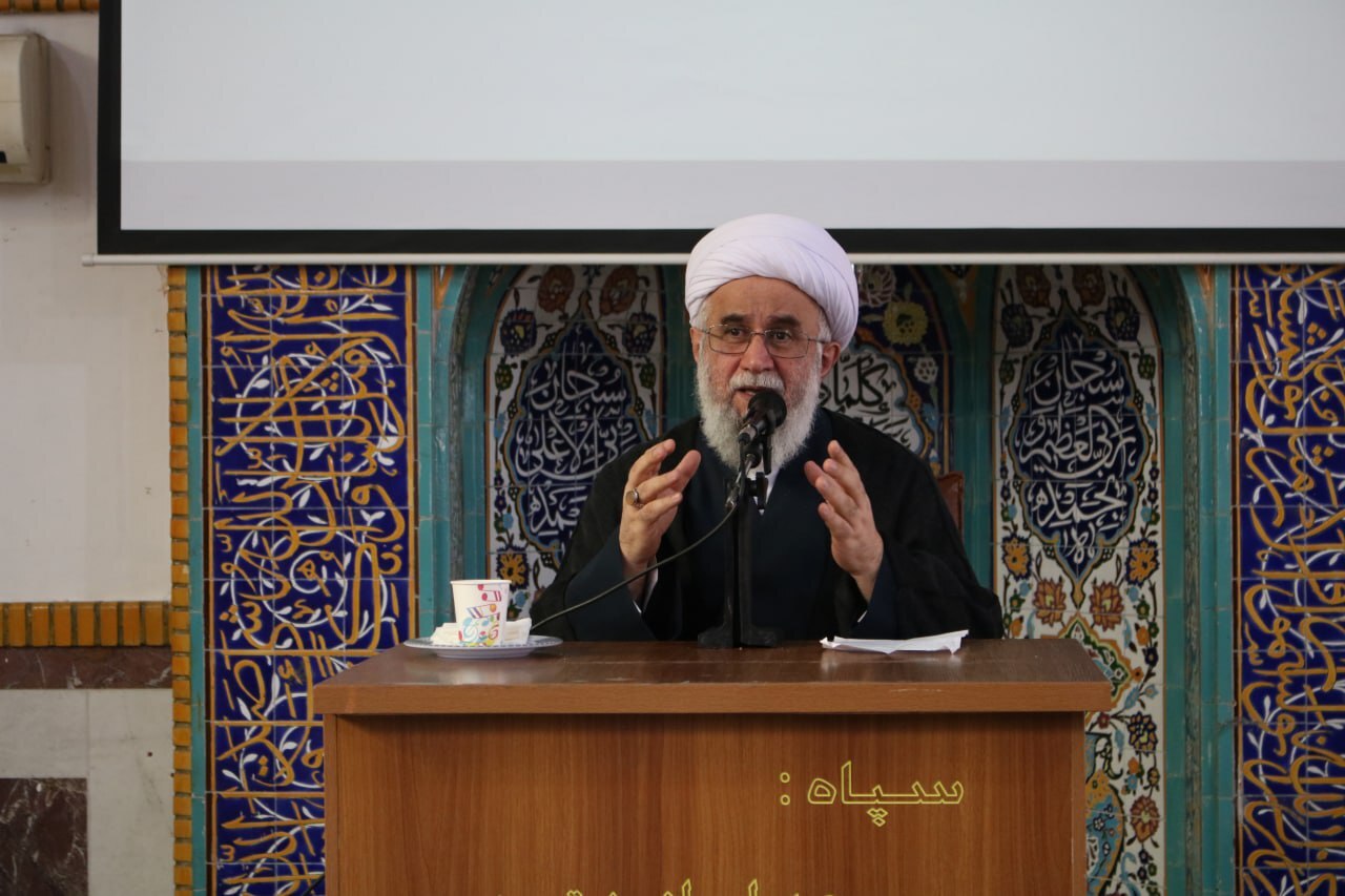 تفکر افراطی و تفریطی غرب سبب بیهویتی و افسردگی زنان شده است