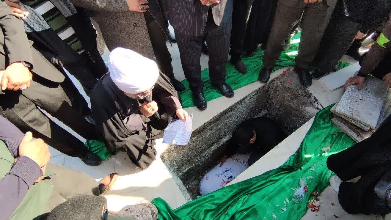 مراسم خاکسپاری شهیدان لاله‌های زهرایی در مرکز گلستان برگزار شد+فیلم