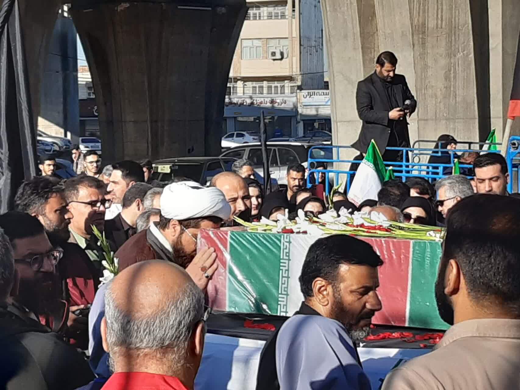 قهرمان به میدان آمد/تشییع و تدفین شهید گمنام در ورزشگاه تختی اهواز قهرمان به میدان آمد/تشییع و تدفین شهید گمنام در ورزشگاه تختی اهواز