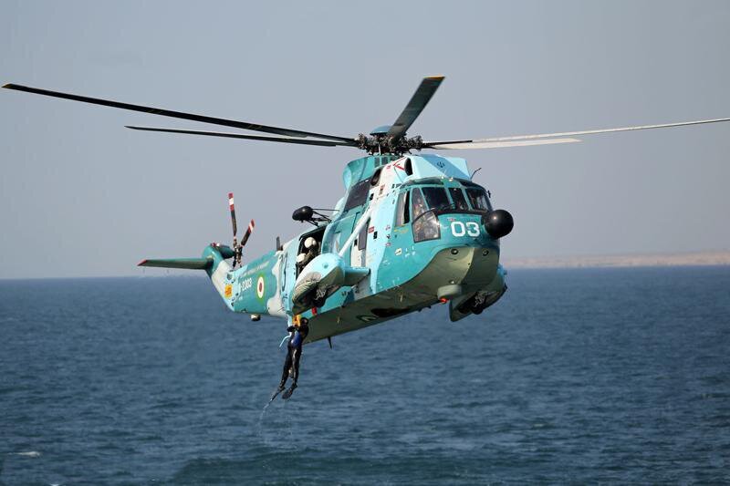 انتقال مجروحان حادثه رانندگی در جاسک توسط بالگرد نیروی دریایی ارتش