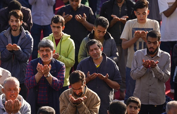 گزارش تصویری-نماز عید بندگی در سومین حرم اهل بیت (ع) اقامه شد گزارش تصویری-نماز عید بندگی در سومین حرم اهل بیت (ع) اقامه شد