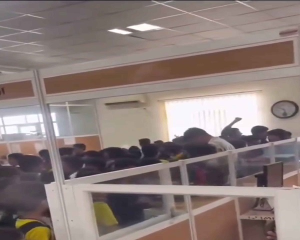 قطع برق مدرسه در لامرد فارس/ دانش آموزان برای شکایت به اداره برق رفتند +ویدئو