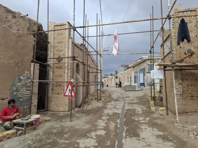 جداره سازی بافت و احیای دروازه قدیمی ازغند شهرستان مه ولات