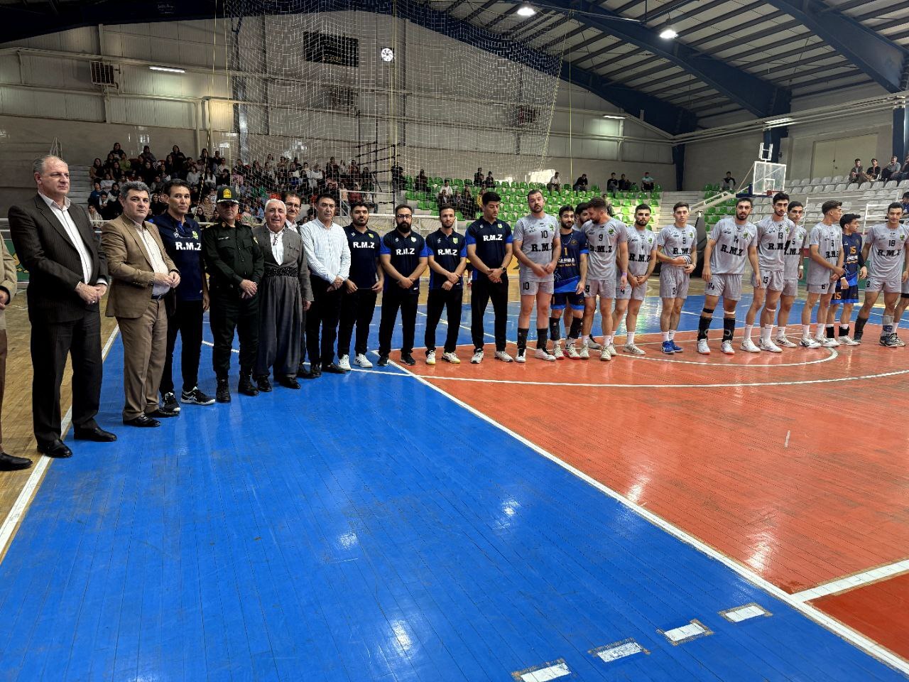 رونمایی از تیم والیبال «روژ میوه زریبار» با حمایت فرماندار مریوان/ حضور در لیگ کشوری با اسپانسری بخش خصوصی رونمایی از تیم والیبال «روژ میوه زریبار» با حمایت فرماندار مریوان/ حضور در لیگ کشوری با اسپانسری بخش خصوصی