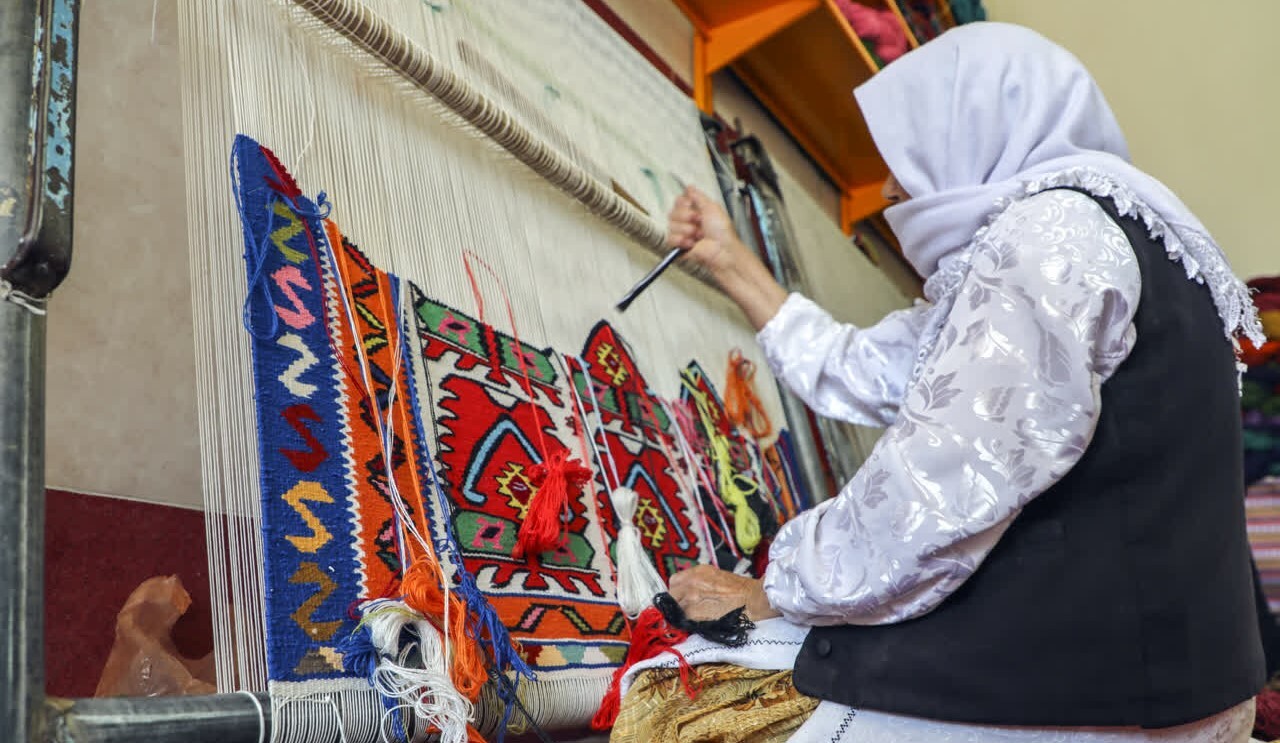 ایجاد دبیرخانه و احداث المان شهر ملی گلیم عنبران ایجاد دبیرخانه و احداث المان شهر ملی گلیم عنبران