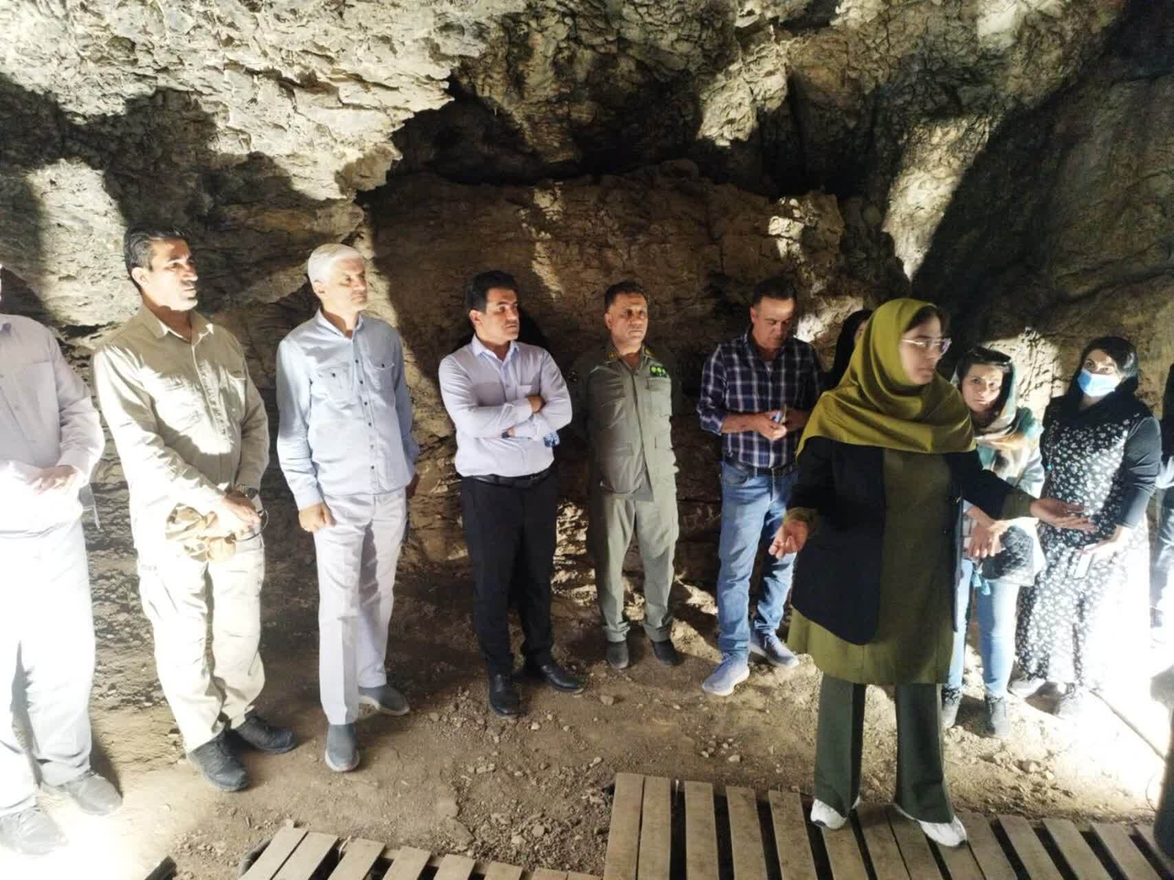 راهنمایان گردشگری با دره ۶۳ هزار ساله خرمآباد آشنا شدند راهنمایان گردشگری با دره ۶۳ هزار ساله خرمآباد آشنا شدند