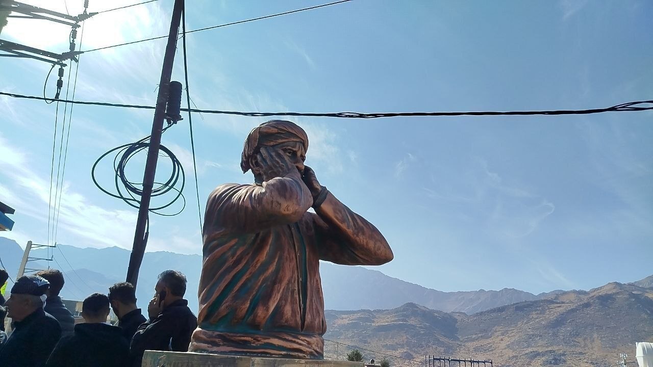 رونمایی از سردیس ماموستا حسن خاور درکی در زادگاهش / ادای احترام به پیشکسوت موسیقی هورامان با حضور ماموستا عثمان هورامی + تصاویر رونمایی از سردیس ماموستا حسن خاور درکی در زادگاهش / ادای احترام به پیشکسوت موسیقی هورامان با حضور ماموستا عثمان هورامی + تصاویر