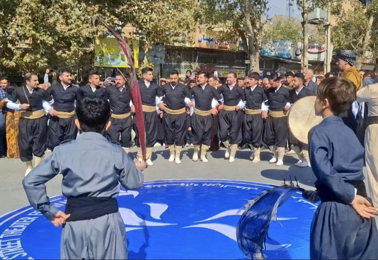 آغاز پرشور هجدهمین جشنواره بینالمللی تئاتر خیابانی مریوان با کارناوال شادی و حضور هنرمندان داخلی و خارجی آغاز پرشور هجدهمین جشنواره بینالمللی تئاتر خیابانی مریوان با کارناوال شادی و حضور هنرمندان داخلی و خارجی