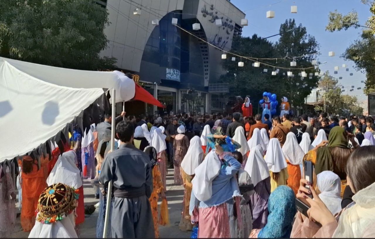 آغاز پرشور هجدهمین جشنواره بینالمللی تئاتر خیابانی مریوان با کارناوال شادی و حضور هنرمندان داخلی و خارجی آغاز پرشور هجدهمین جشنواره بینالمللی تئاتر خیابانی مریوان با کارناوال شادی و حضور هنرمندان داخلی و خارجی