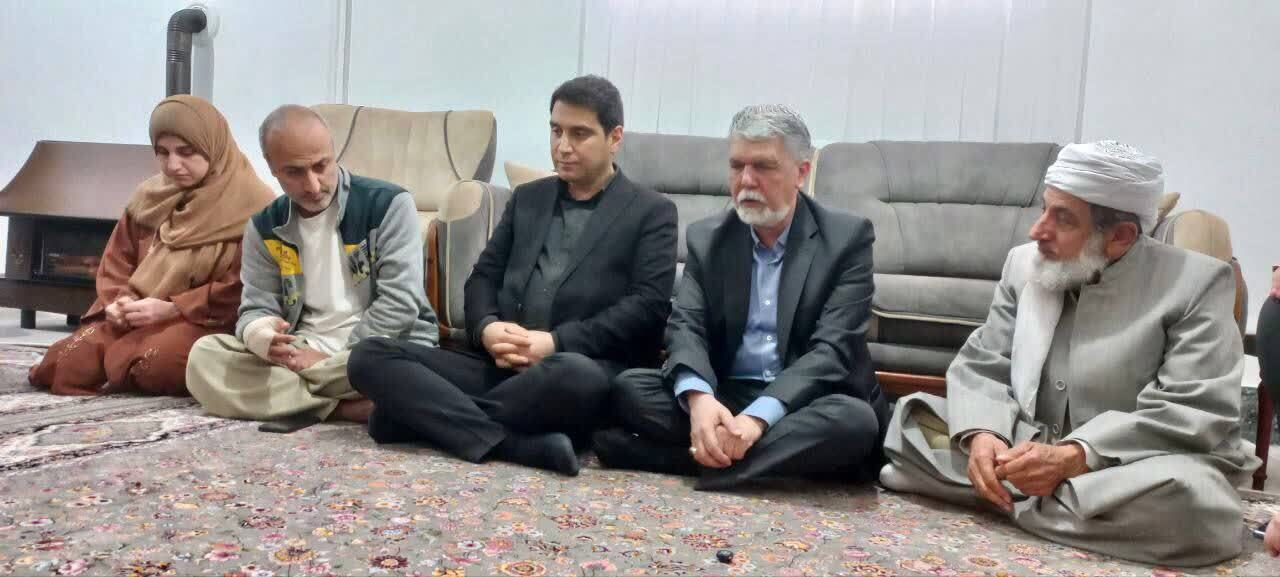 تکریم خانواده شهید نوزاد جنگ ۱۲ روزه در مریوان توسط وزیر فرهنگ تکریم خانواده شهید نوزاد جنگ ۱۲ روزه در مریوان توسط وزیر فرهنگ