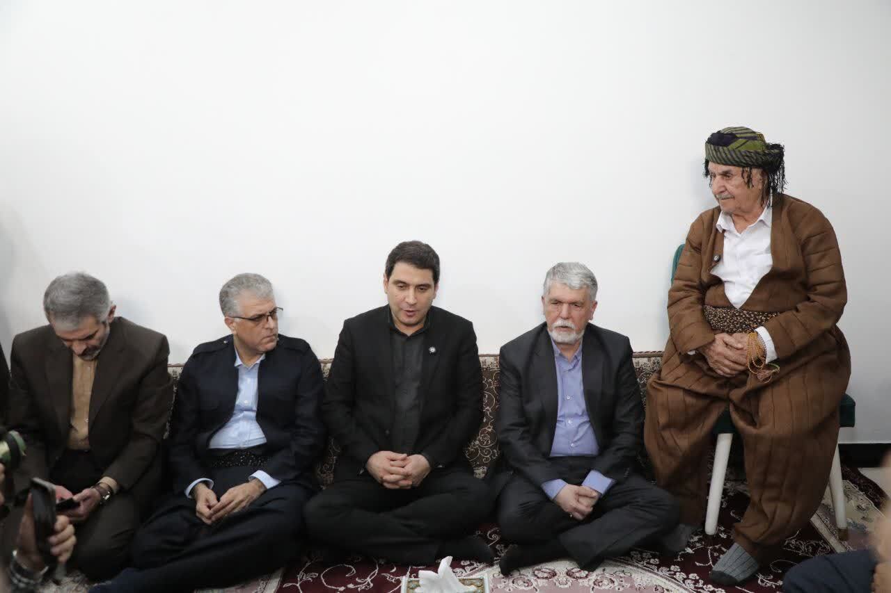 تجلیل وزیر فرهنگ و استاندار کردستان از استاد آواز هورامان، عثمان هورامی تجلیل وزیر فرهنگ و استاندار کردستان از استاد آواز هورامان، عثمان هورامی