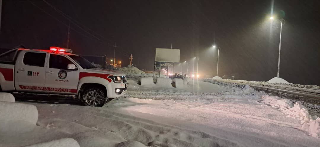 تصاویری از امدادرسانی هلال احمر به مسافران گرفتار در برف کردستان تصاویری از امدادرسانی هلال احمر به مسافران گرفتار در برف کردستان